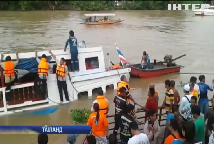 У Таїланді судно із пасажирами врізалося у бетонний міст