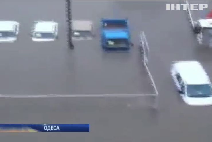 В Одесі рятувальники на квадроциклах витягають авто з води