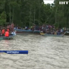 У Бангладеші рятувальники витягують пасажирів з затонулого порома
