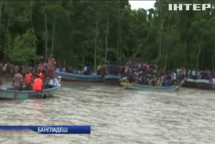 У Бангладеші рятувальники витягують пасажирів з затонулого порома