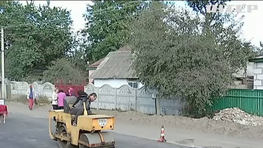 На Черкащині жителі села самотужки ремонтують дорогу
