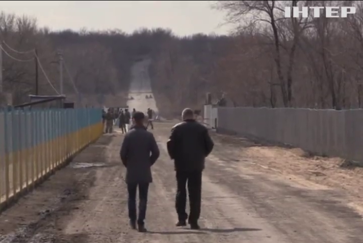На Донбасі зривають відведення від лінії розмежування
