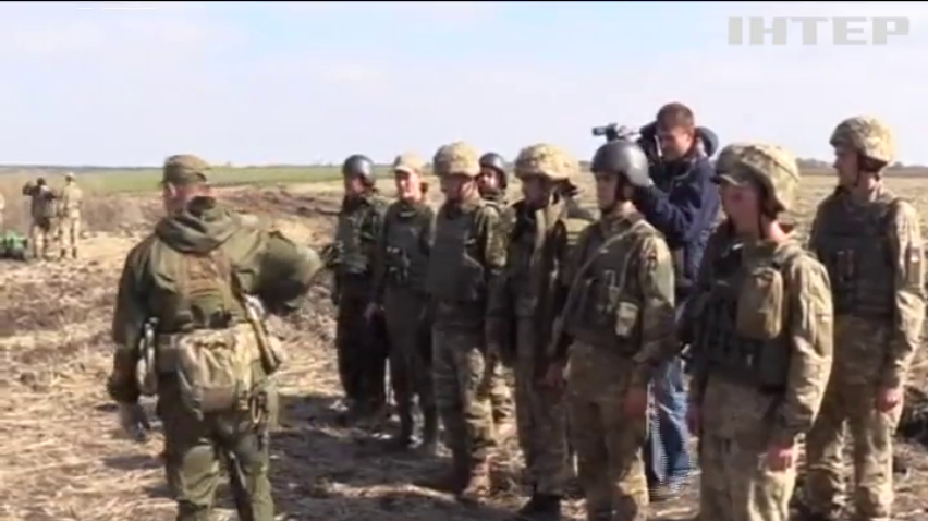 На Донбассе украинские военные проводят учебные стрельбы из БМП