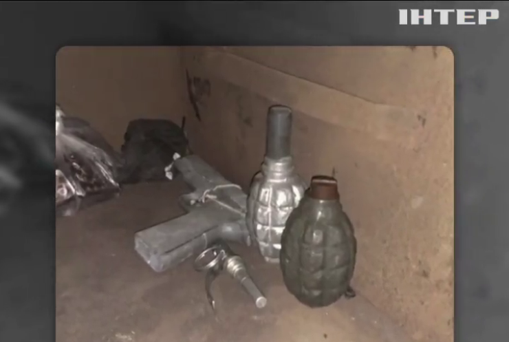 У Кропивницькому правоохоронці знайшли схованку з наркотиками та зброєю 
