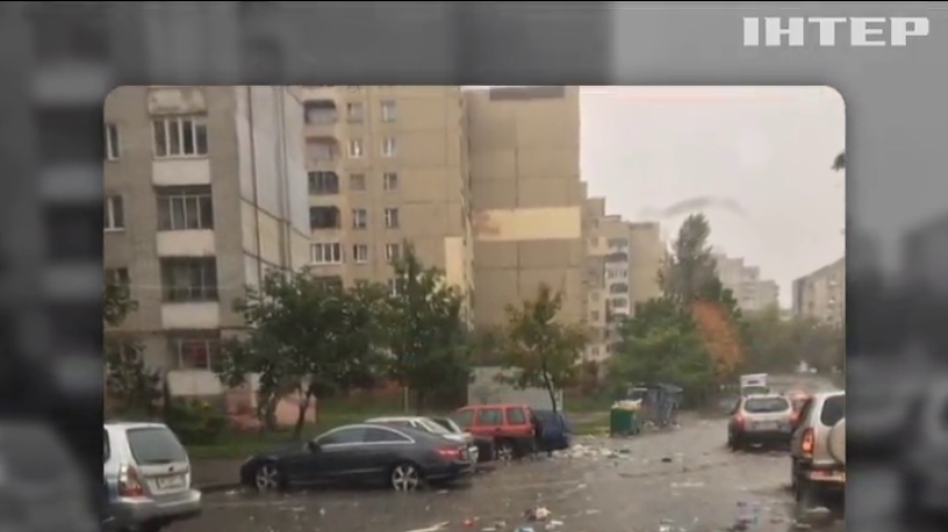 Во Львове река из мусора "взяла в плен" автомобиль (видео)