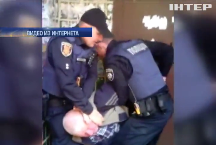 В Полтаве полицейские грубо задержали пожилого продавца картошки