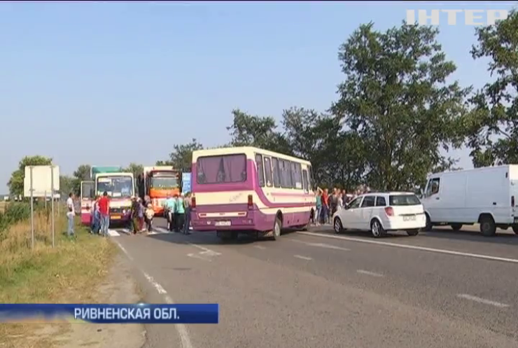 Жители села Полесское не пустили детей на учебу и перекрыли трассу