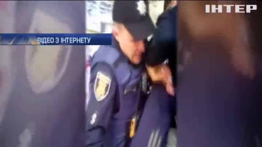 В Полтаві поліція грубо затримала пенсіонера за торгівлю картоплею 
