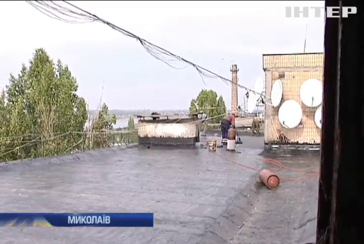У Миколаєві комунальники напередодні дощу розібрали дах в житловому будинку