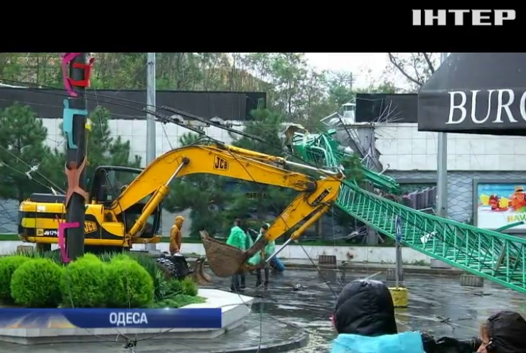 Ураган на Одещині повалив 2 будівельні крани
