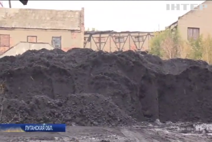 На шахте "Горская" неизвестные грузовиками вывозят уголь со склада