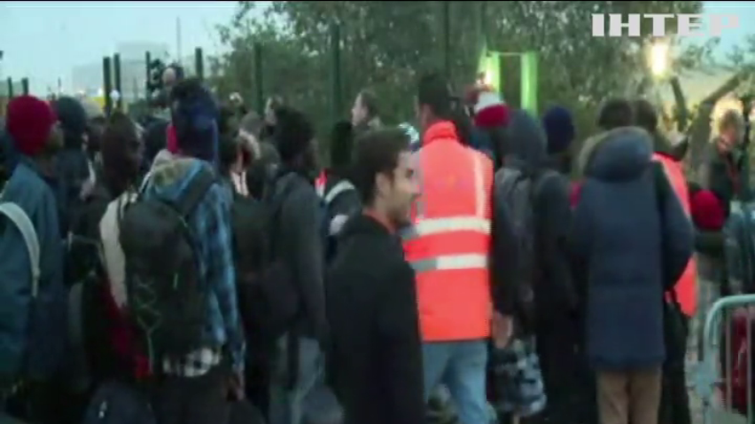 Влада Франції пообіцяла розселити біженців з Кале