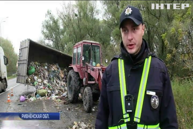 На трассе Киев-Чоп перевернулась фура с львовским мусором 