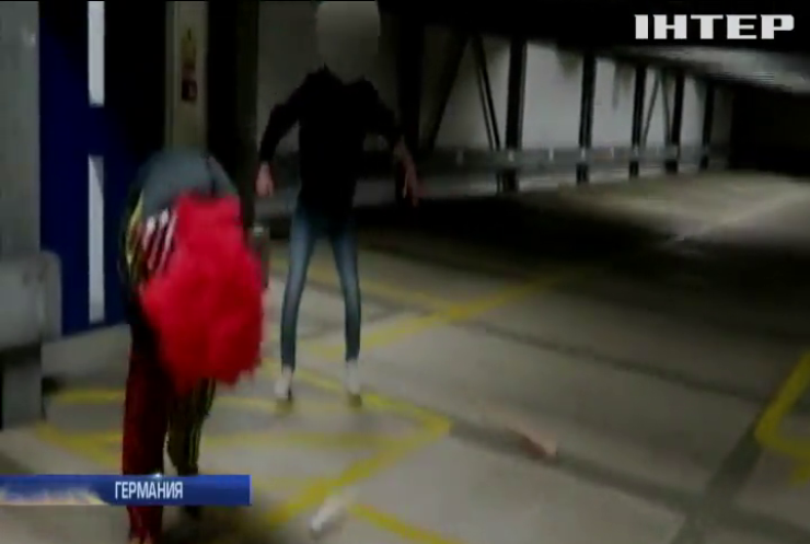 В Германии люди в костюмах клоунов нападают на прохожих
