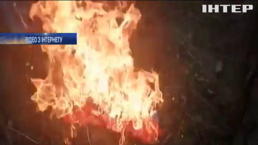 На Донбасі активісти спалили прапор ДНР