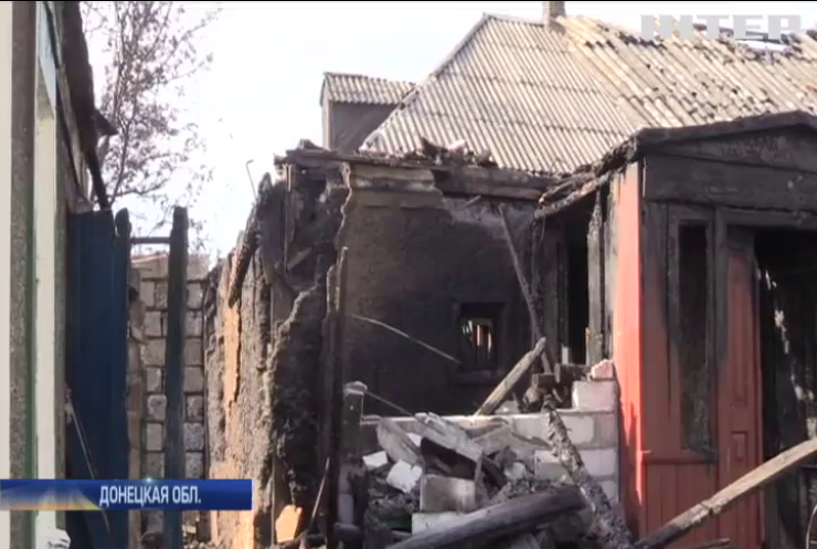 Боевики обстреливают из артиллерии жилые дома в Попасной