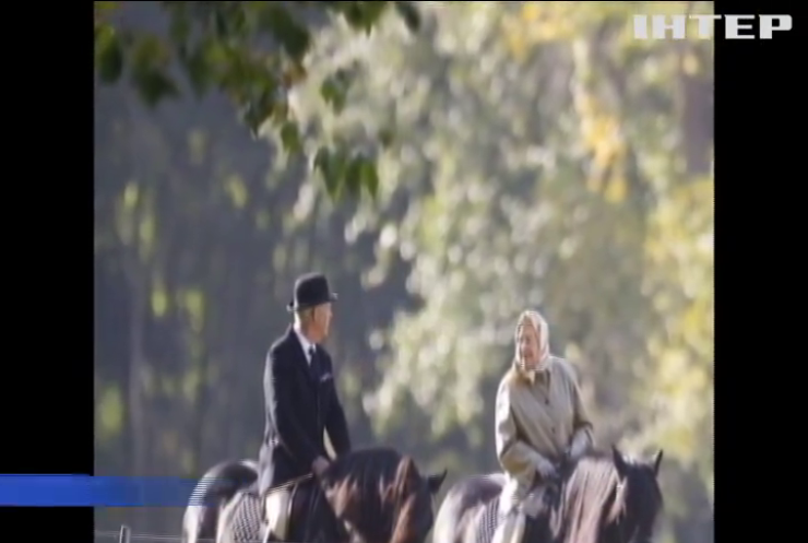 Королева Великобритании в свои 90 лет ездит на лошади 