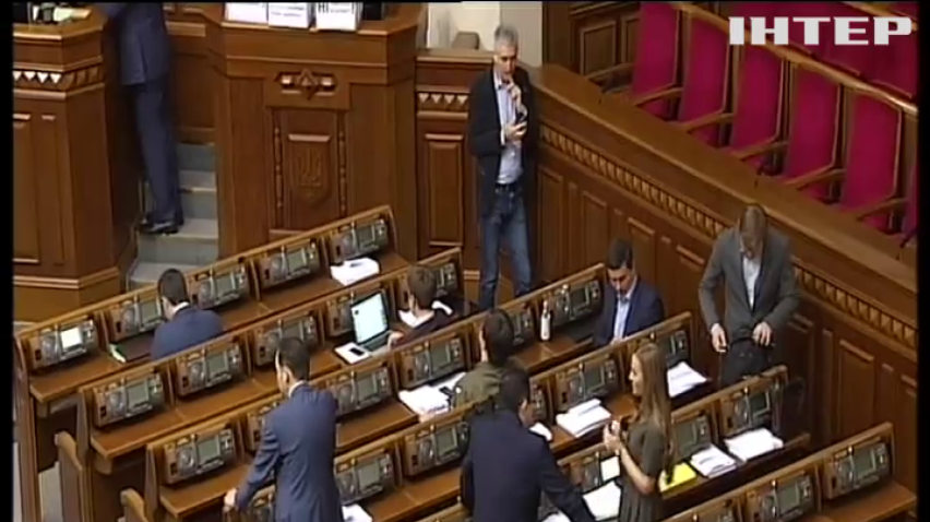 Рада відмінила підвищення зарплат 