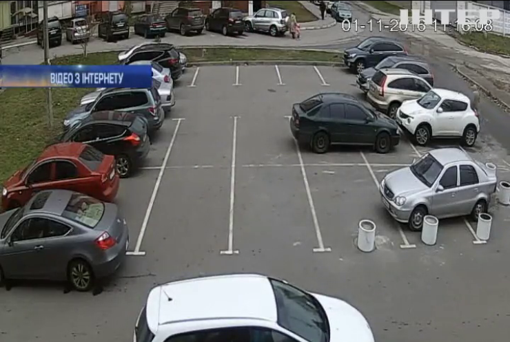 У Харкові розшукують виконавців підпалу авто на парковці