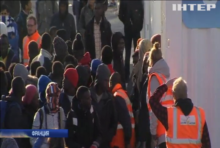 Во Франции полиция вывезла из лагеря Кале полторы тысячи детей