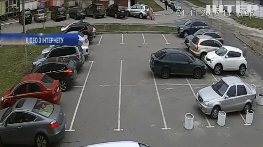 У Харкові розшукують виконавців підпалу авто на парковці