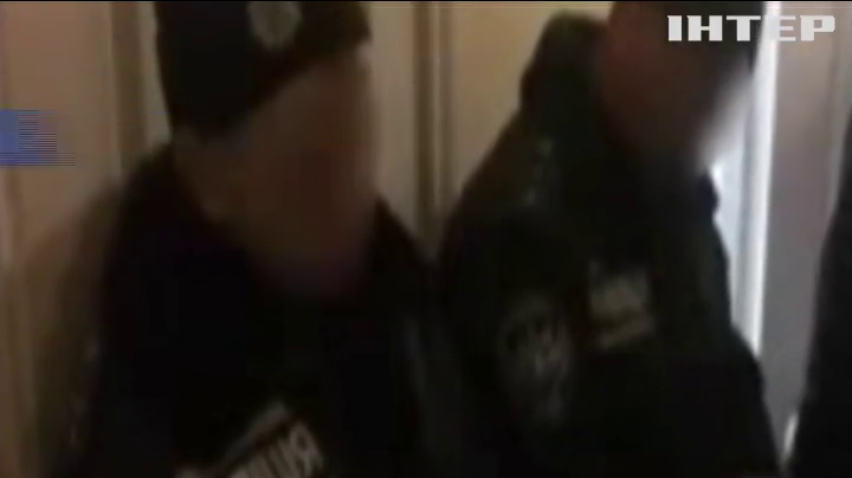 Поліцейські Запоріжжя грабували нетверезих пасажирів на вокзалі