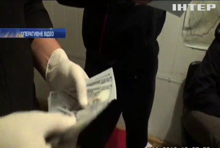 У Чернівцях піймали поліцейських на хабарі $11 тисяч