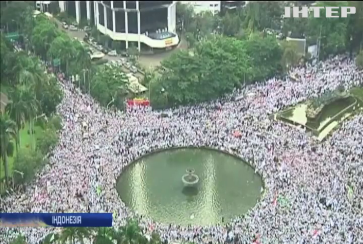В Індонезії десятки тисяч мусульман вийшли на мітинг 