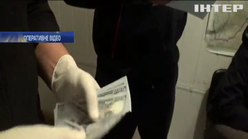 У Чернівцях піймали поліцейських на хабарі $11 тисяч