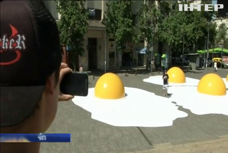 У Чилі художник зробив інсталяцію гігантської яєчні
