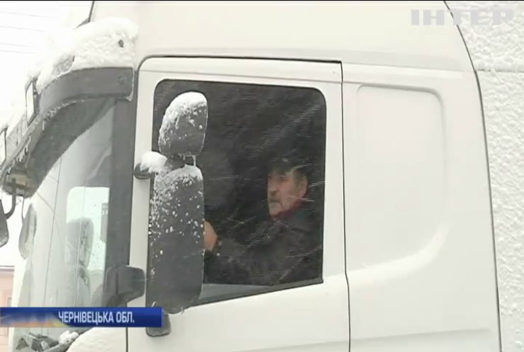 Сніг на Буковині паралізував міжнародну трасу