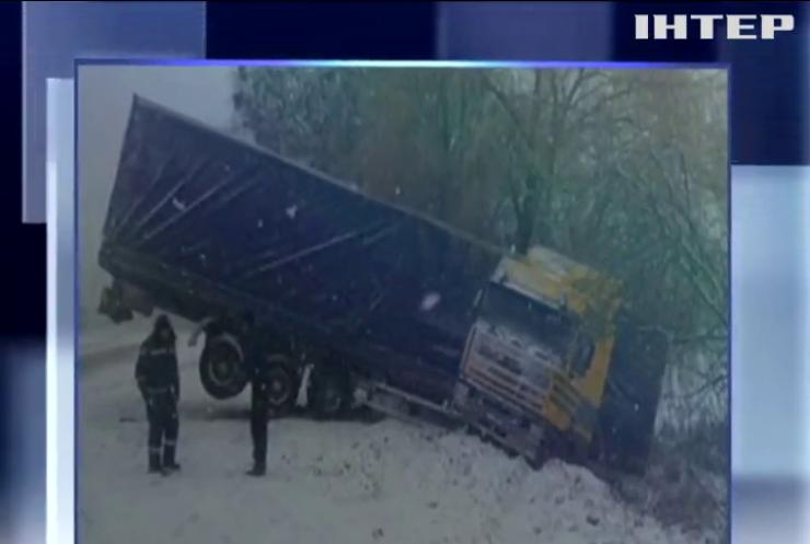 На Вінниччині через снігопади злетіли з дороги вантажівки