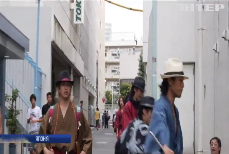 В Японії актори в костюмах самураїв прибирали вулиці