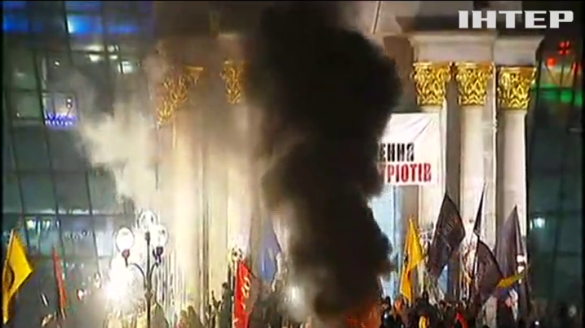 На Майдані Незалежності радикали підпалили салон краси
