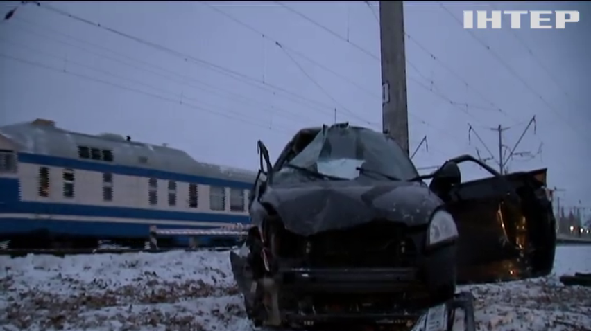 ДТП на Київщині: електропоїзд на великій швидкості протаранив легковик