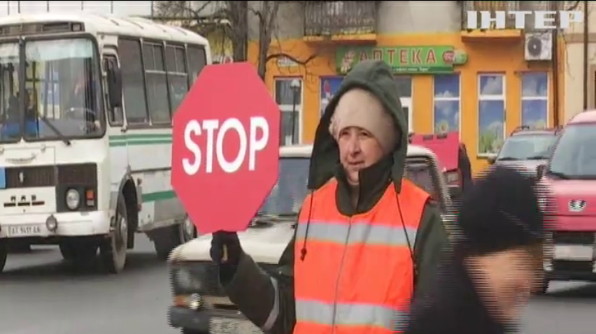 На Прикарпатті у Рогатині дорожній рух регулюють професійні помічники