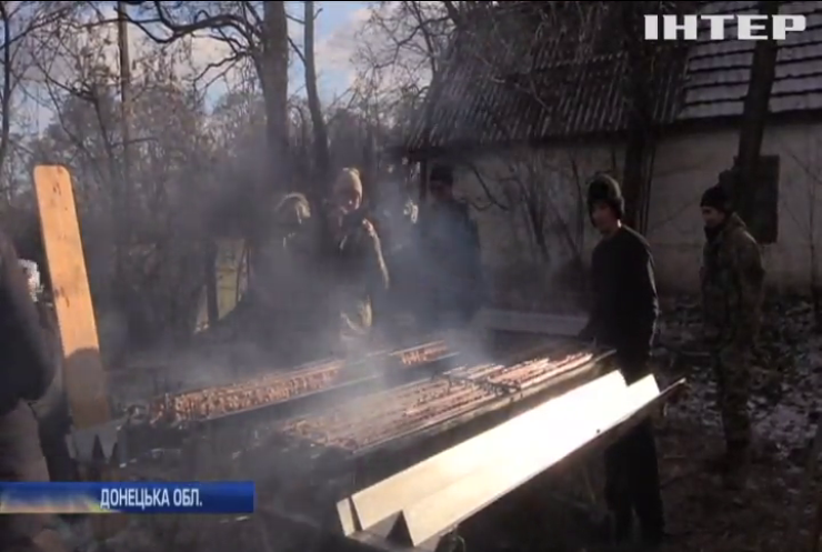 На Донбасі волонтери організували свято для бійців ЗСУ 