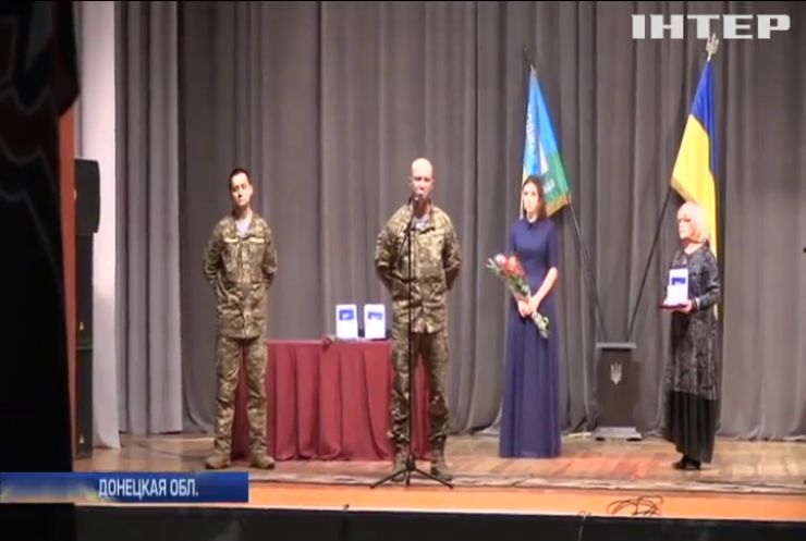 В зоне АТО наградили 12 десантников званием "Народный Герой"