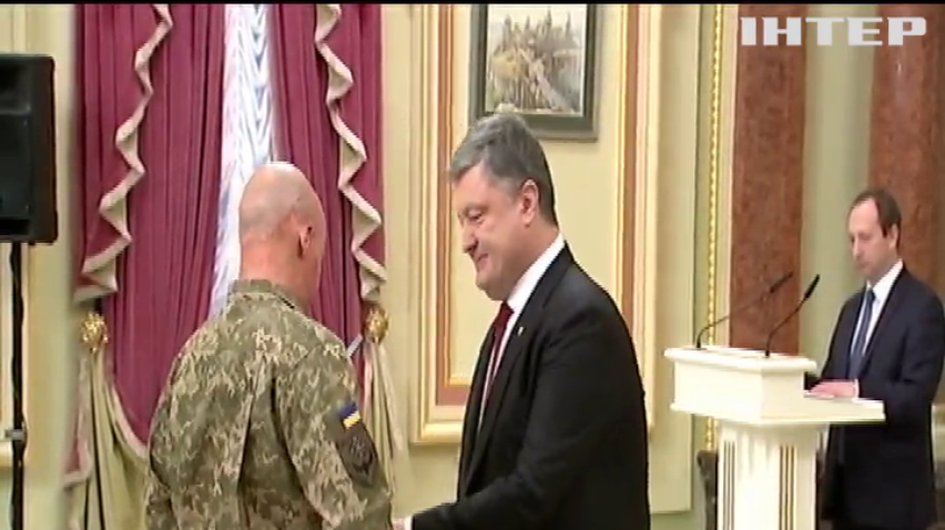 Порошенко нагородив посмертно двох юнаків-добровольців