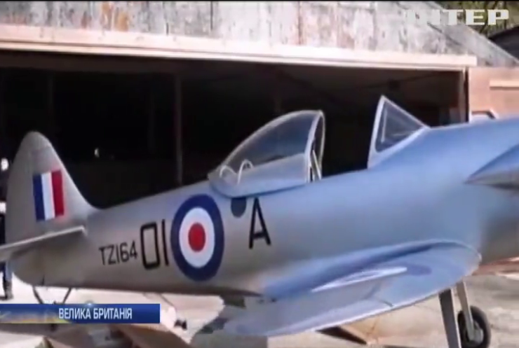 В Англії майстер побудував копію літака часів Другої світової