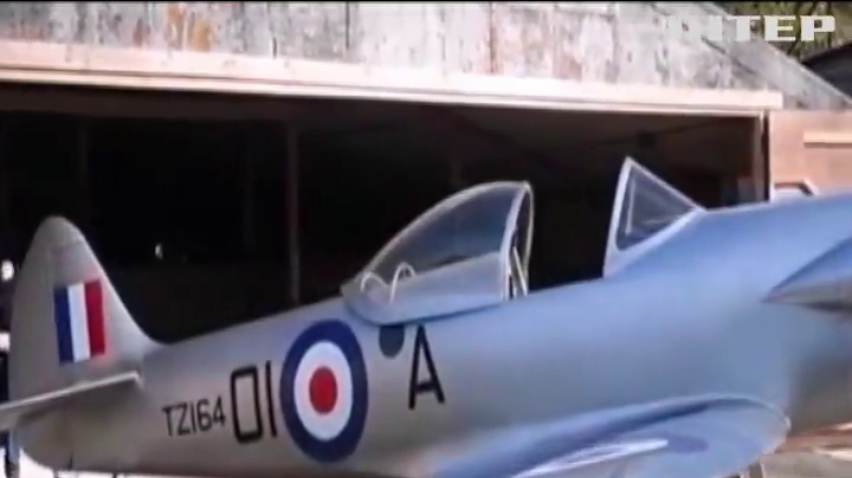 В Англії майстер побудував копію літака часів Другої світової