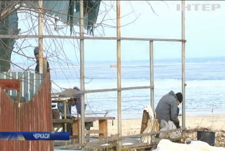 Берег Дніпра у Черкасах очищають від забудов (відео)