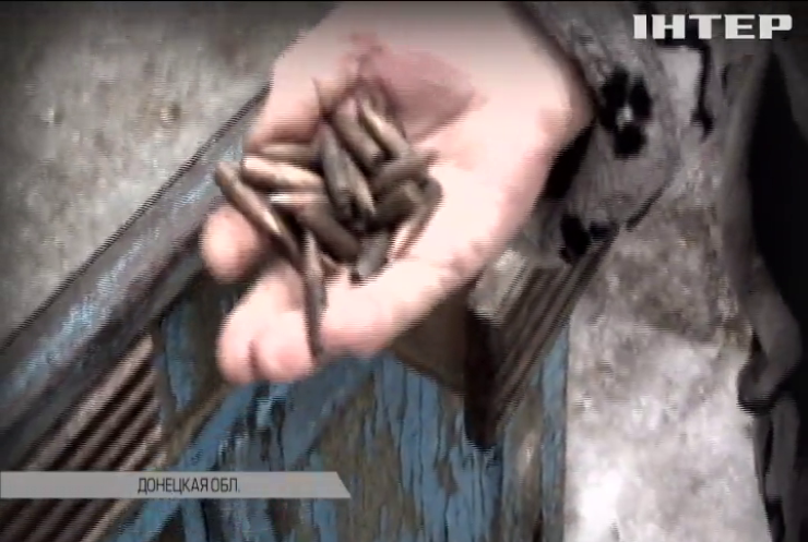 На Донбассе жители выживают под обстрелами боевиков 