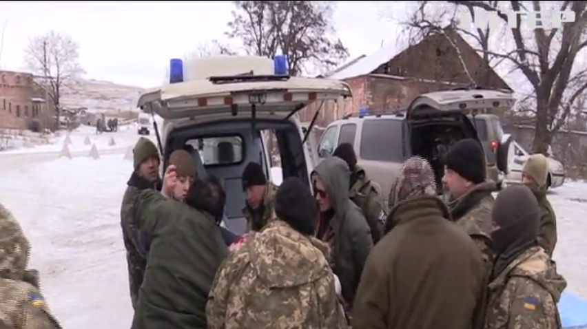 Медики в Луганском под огнем выезжают за ранеными на передовую