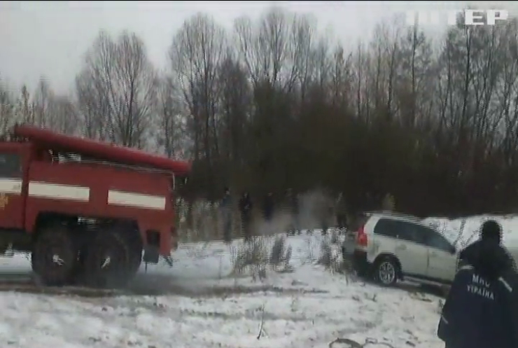 На Житомирщині рятувальники витягли водія з машиною з-під криги
