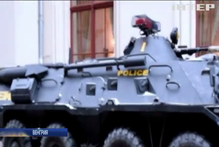 В Венгрии бронетехника патрулирует улицы столицы