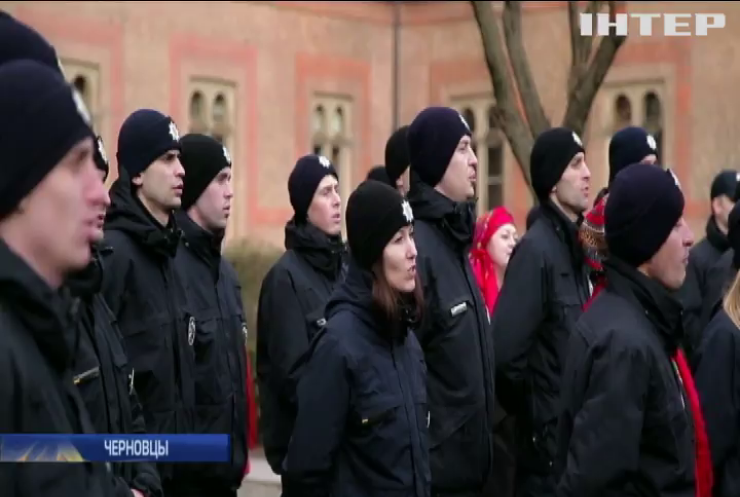 В Черновцах колядовали патрульные с детьми