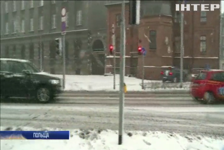 В Європі сильні снігопади паралізували рух на дорогах 