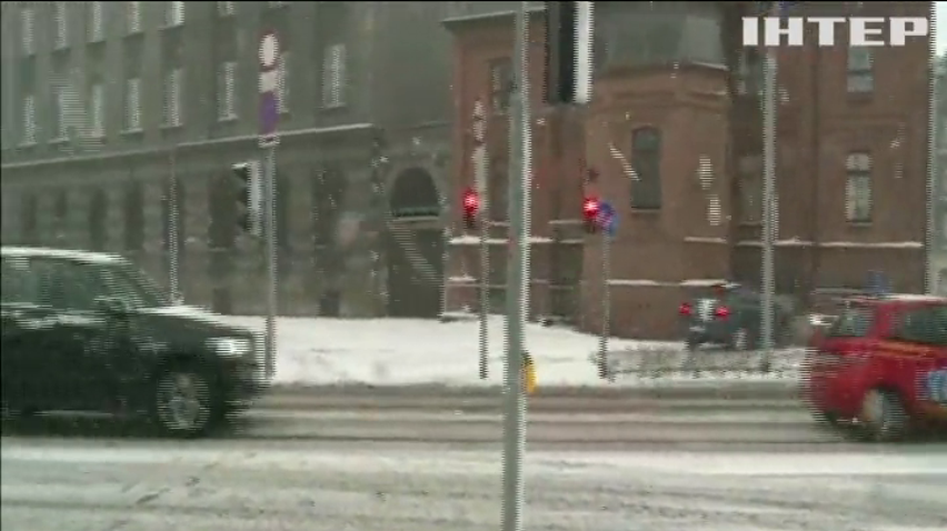 В Європі сильні снігопади паралізували рух на дорогах 