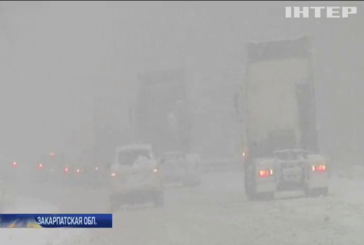 На Закарпатье из-за снегопадов ограничили движение транспорта 